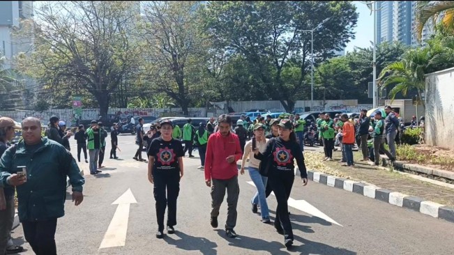 Artis sekaligus anggota DPR Rieke Dyah Pitaloka hadiri pemakaman Affan Kurniawan di TPU Karet Bivak Jakarta Pusat, Jumat (29/8/2025). [FTNews]
